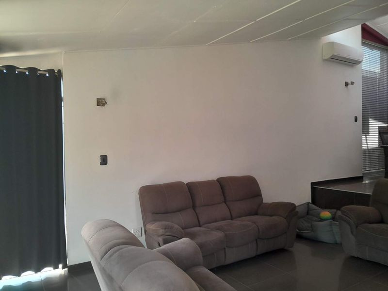 Modern well established 3 Bedroom family Home - Photo 8