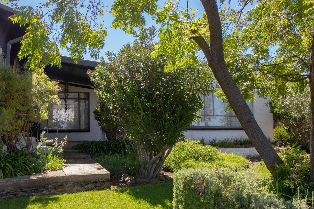 Waterfront Living – A Once-in-a-Lifetime Opportunity. 3 BedroomHouse with Flatled- Turn-Key investment with Solar Backup system - Photo 2