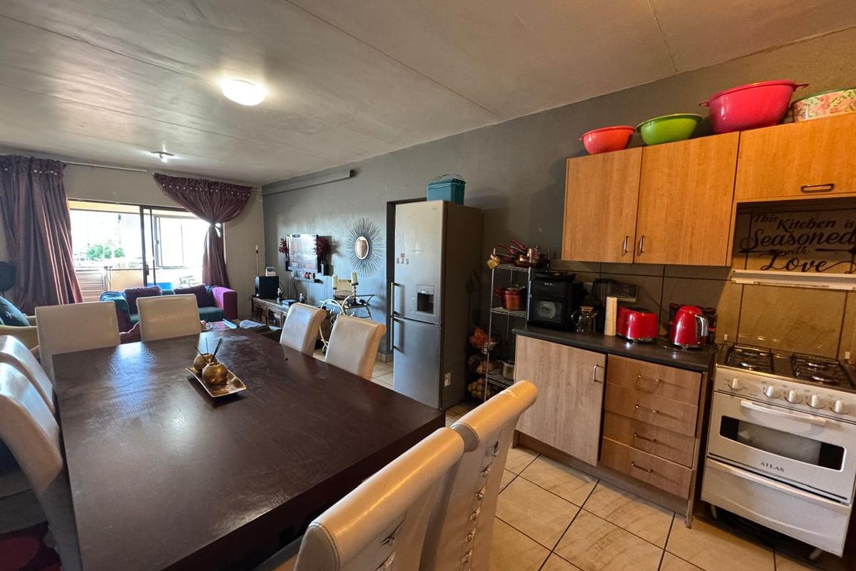 Contemporary Two-Bedroom Apartment in Prime Location - Photo 4