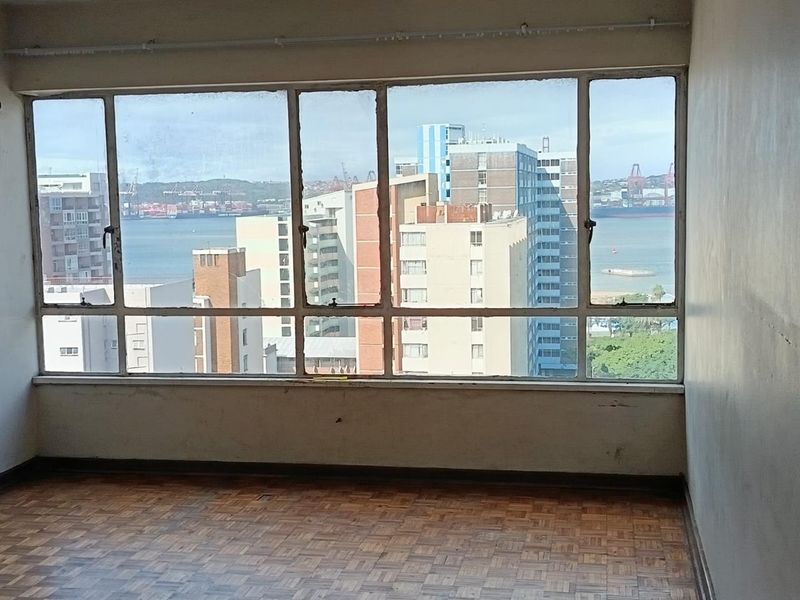 Perfect lock-up-and-go apartment for sale in a well maintained building! - Photo 2