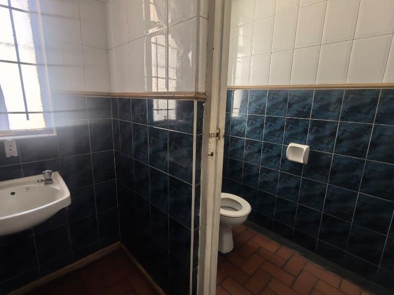 154m2 COMMERCIAL BAR / RETAIL SPACE TO LET – Ex Wolves Pub - Photo 4