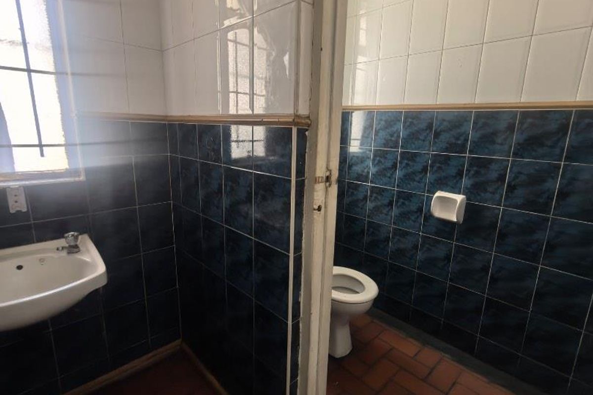 154m2 COMMERCIAL BAR / RETAIL SPACE TO LET – Ex Wolves Pub - Photo 4