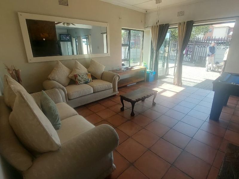Open-Plan Living with 3 Beds & Bonus Flatlet - Photo 4