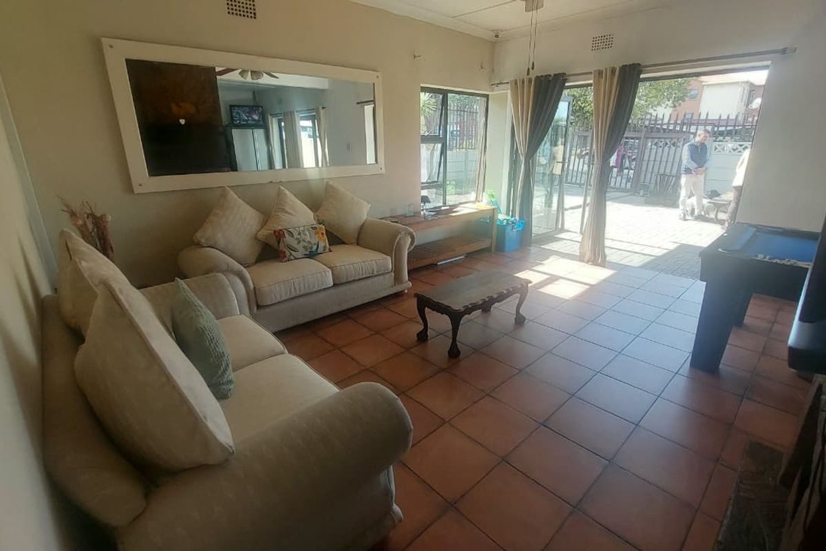 Open-Plan Living with 3 Beds & Bonus Flatlet - Photo 4