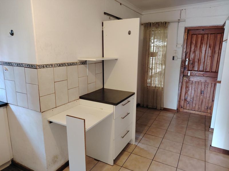 Two-bedroom garden cottage with separate entrance - Photo 6
