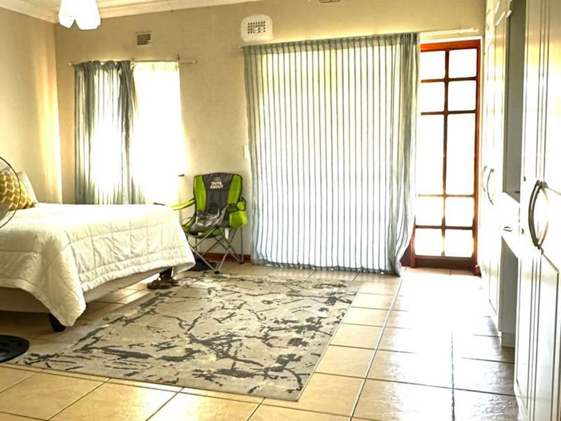 Elegant Townhouse Living with Staff Accommodation & Modern Comforts - Photo 9