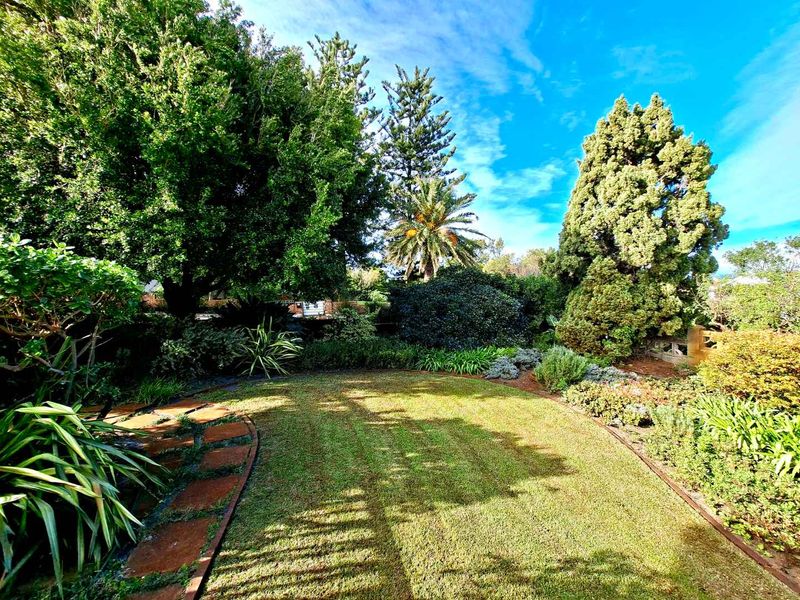 EXCELLENTLY POSITIONED HOME ON A DOUBLE STAND!! - Photo 4