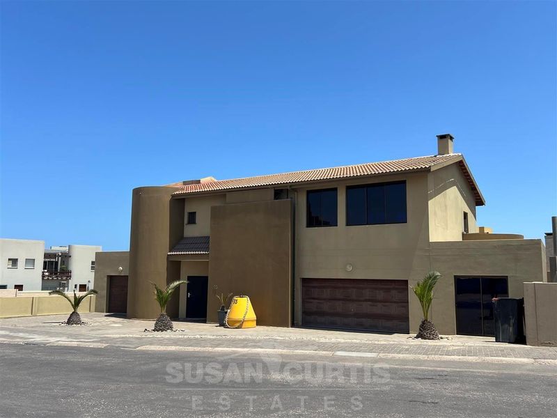 House with a spacious yard - Photo 2
