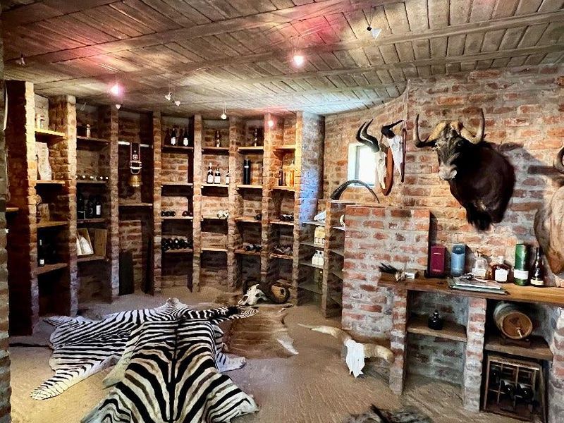 Huge property with backyard office - Photo 9