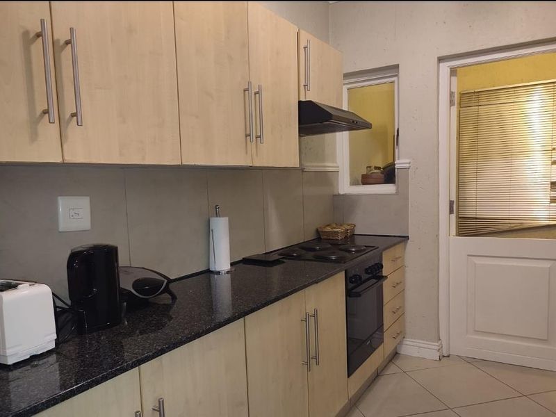 Top floor duplex apartment in desirable Morningside complex - Photo 5