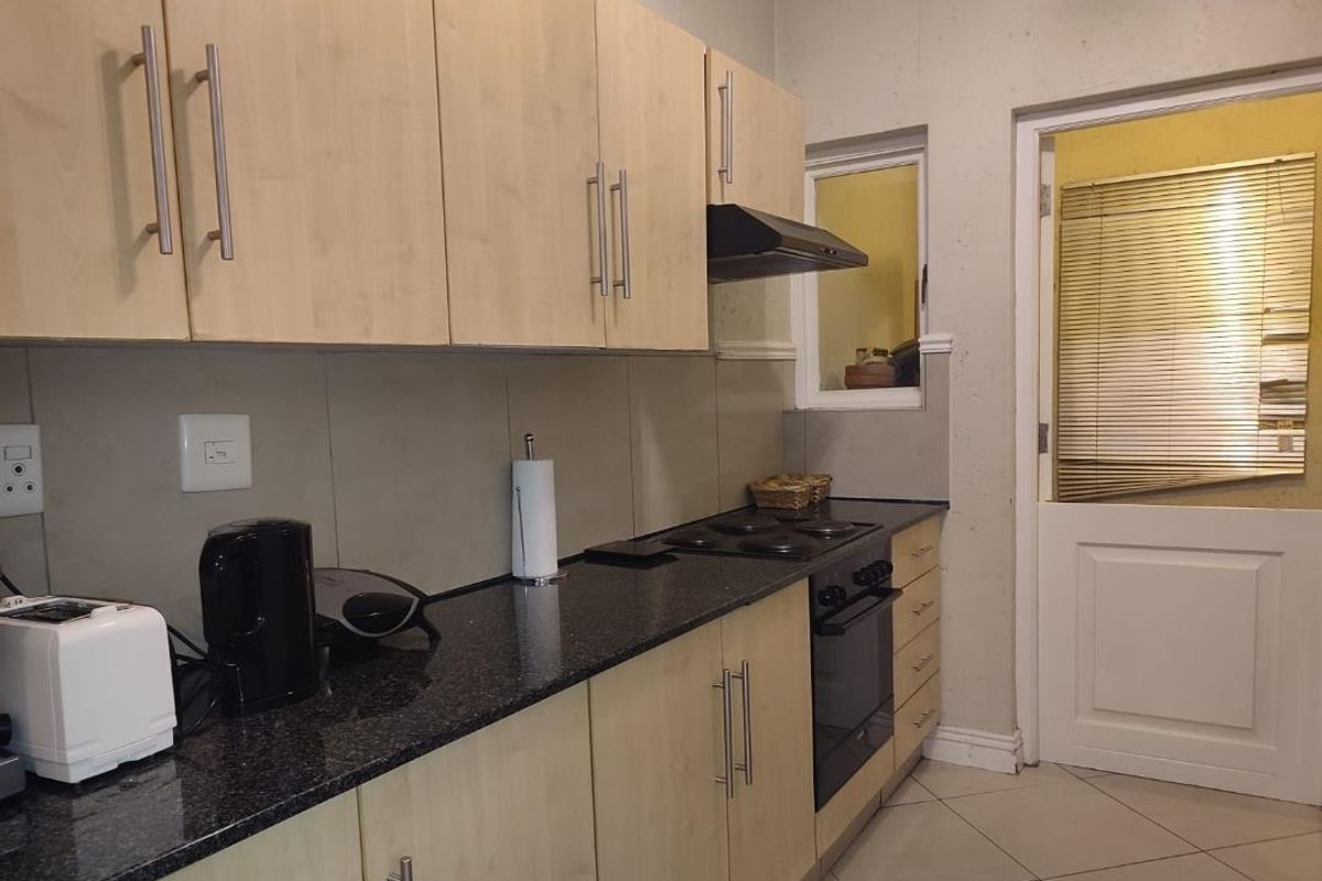 Top floor duplex apartment in desirable Morningside complex - Photo 5