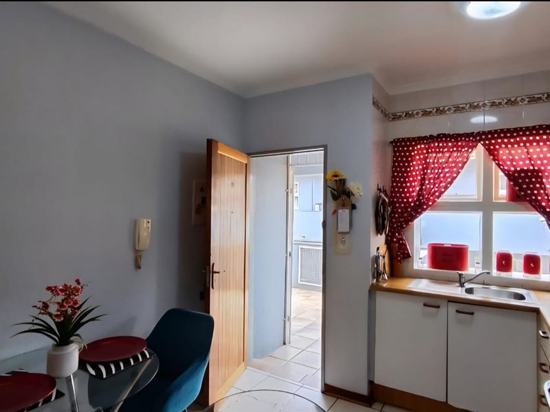 Cozy 2-Bed Apartment with Open Plan & Sunroom Oasis - Photo 3