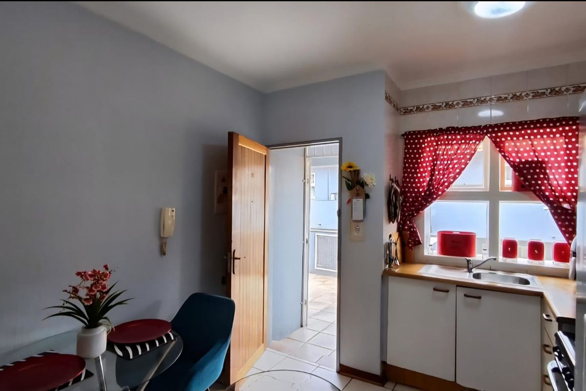Cozy 2-Bed Apartment with Open Plan & Sunroom Oasis - Photo 3