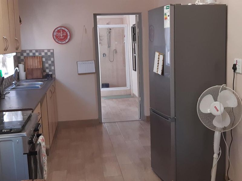 Lovely property with surrounded landscaped gardens and spacious verandas, situated in the outskirts of Omaruru, bordering the Omaruru River. - Photo 5