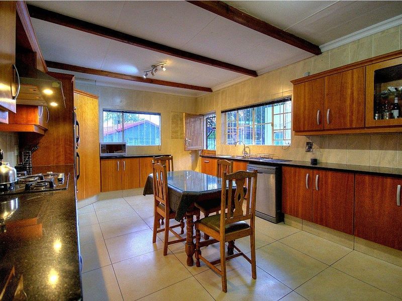 Family home in central Brackendowns - Photo 7