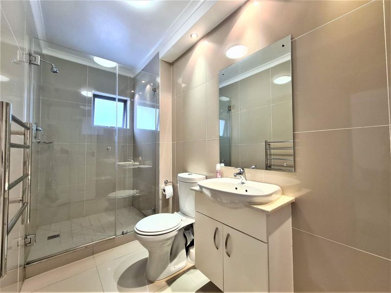 Modern & Secure 2 Bedroom Apartment - Photo 9