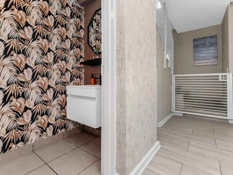 TURN THE KEY TO STYLISH DUPLEX LIVING, BOASTING MODERN DESIGN AND FLAWLESS PRESENTATION - Photo 10