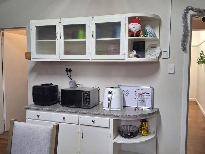 Main House & Flat: Perfect for Extended Family Living - Photo 6