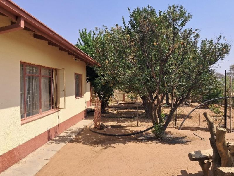 FOR SALE: 4 bedrooms house for sale in Gobabis, Extension 3, Selling price N$1,745 million cost excluded, Erf size 1573 m2 - Photo 2