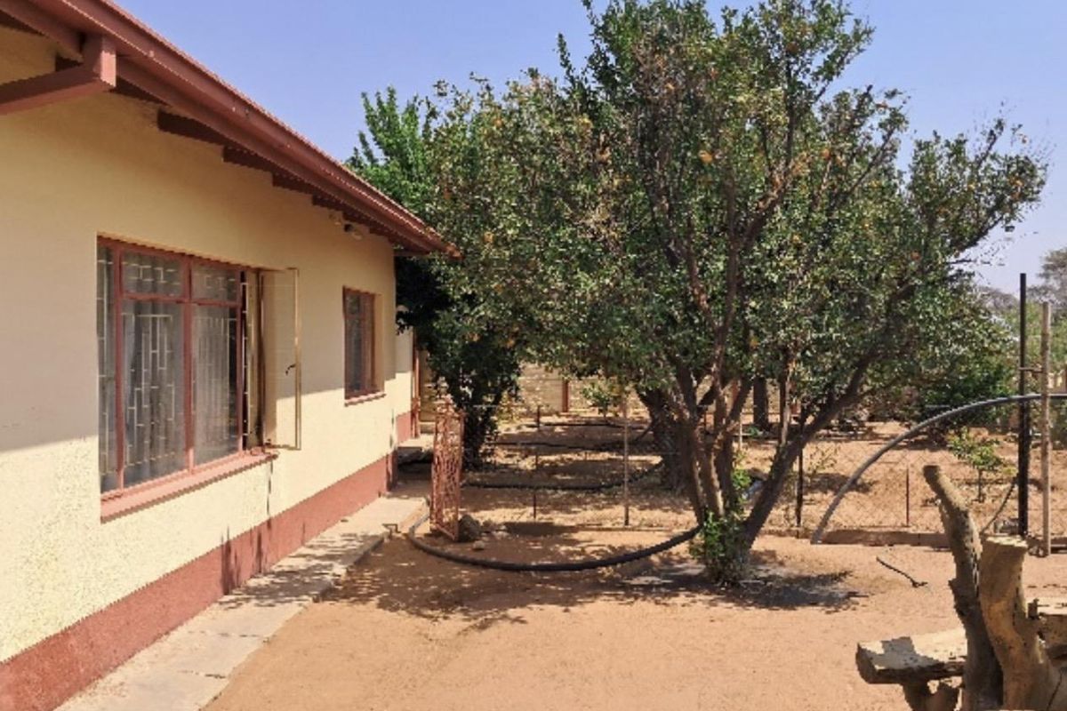 FOR SALE: 4 bedrooms house for sale in Gobabis, Extension 3, Selling price N$1,745 million cost excluded, Erf size 1573 m2 - Photo 2