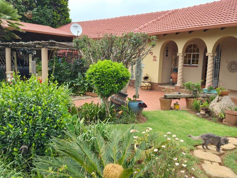 "Family Paradise: Pool, Solar & Spacious!" - Photo 2