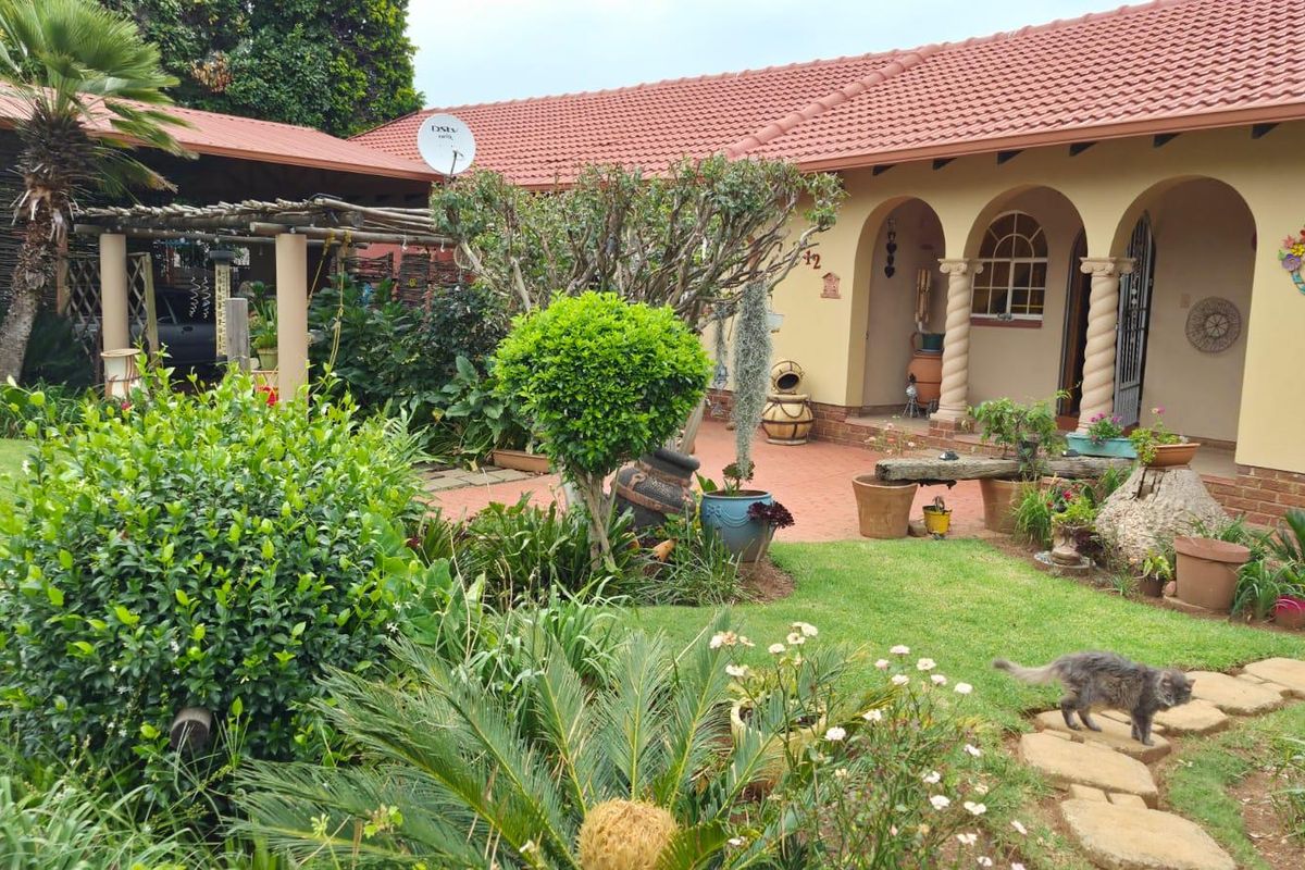 "Family Paradise: Pool, Solar & Spacious!" - Photo 2