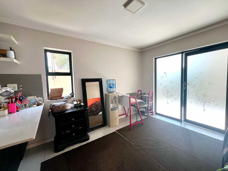 Spacious Double-Storey Townhouse in Secure Equestria Complex - Photo 10