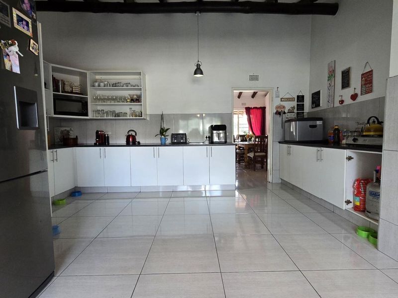 4 Bedroom House for sale in Verwoerdpark - Photo 2