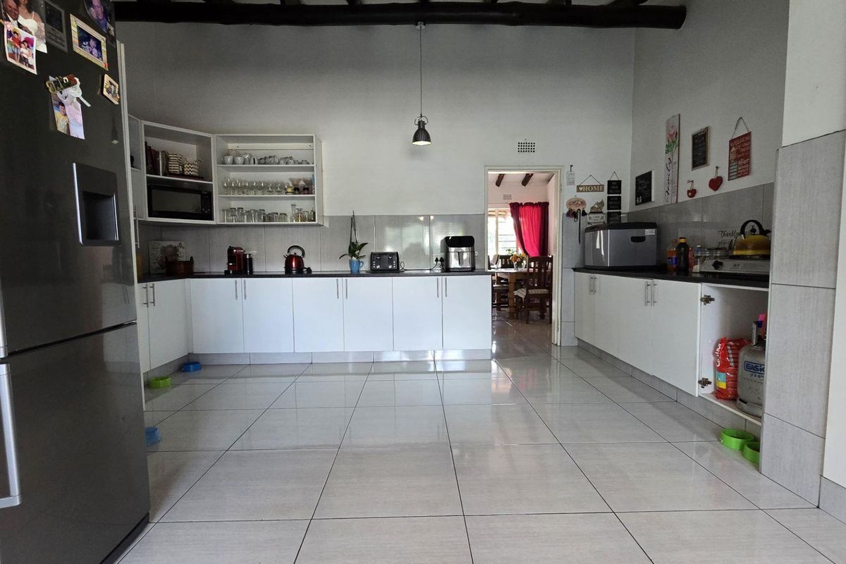 4 Bedroom House for sale in Verwoerdpark - Photo 2