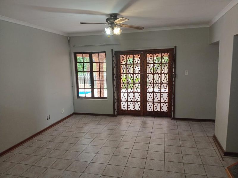 Spacious 4-Bedroom Family Home with Pool, Study & Entertainment Area - Photo 4