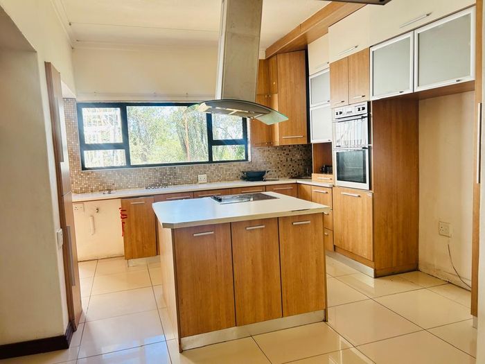 Property #2399738, House For Sale in Eros Park