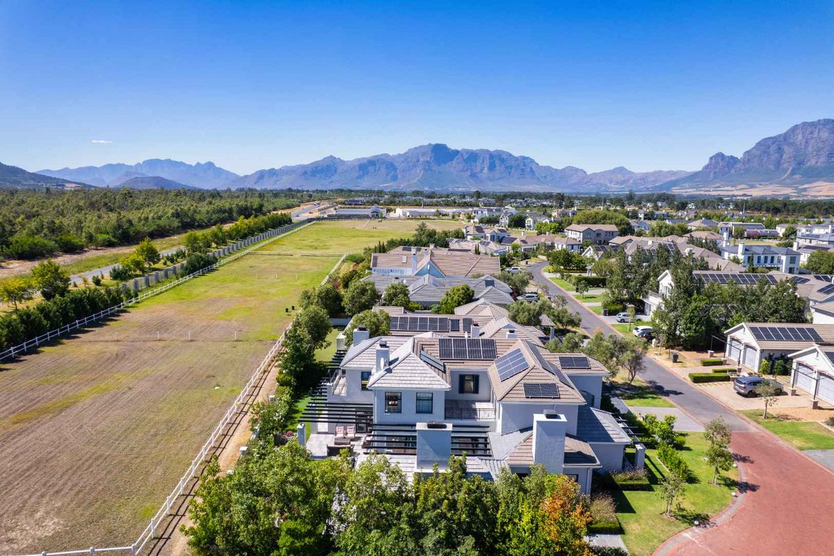 Family Home with Paddock Views on Val de Vie Estate - Photo 3