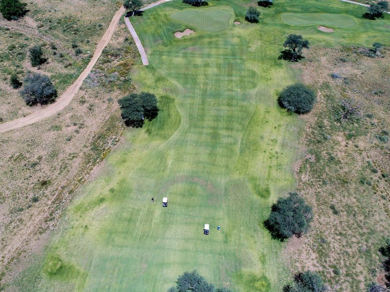 Luxury Living Awaits: 2,602 sqm in Tranquil Golf Estate - Photo 3