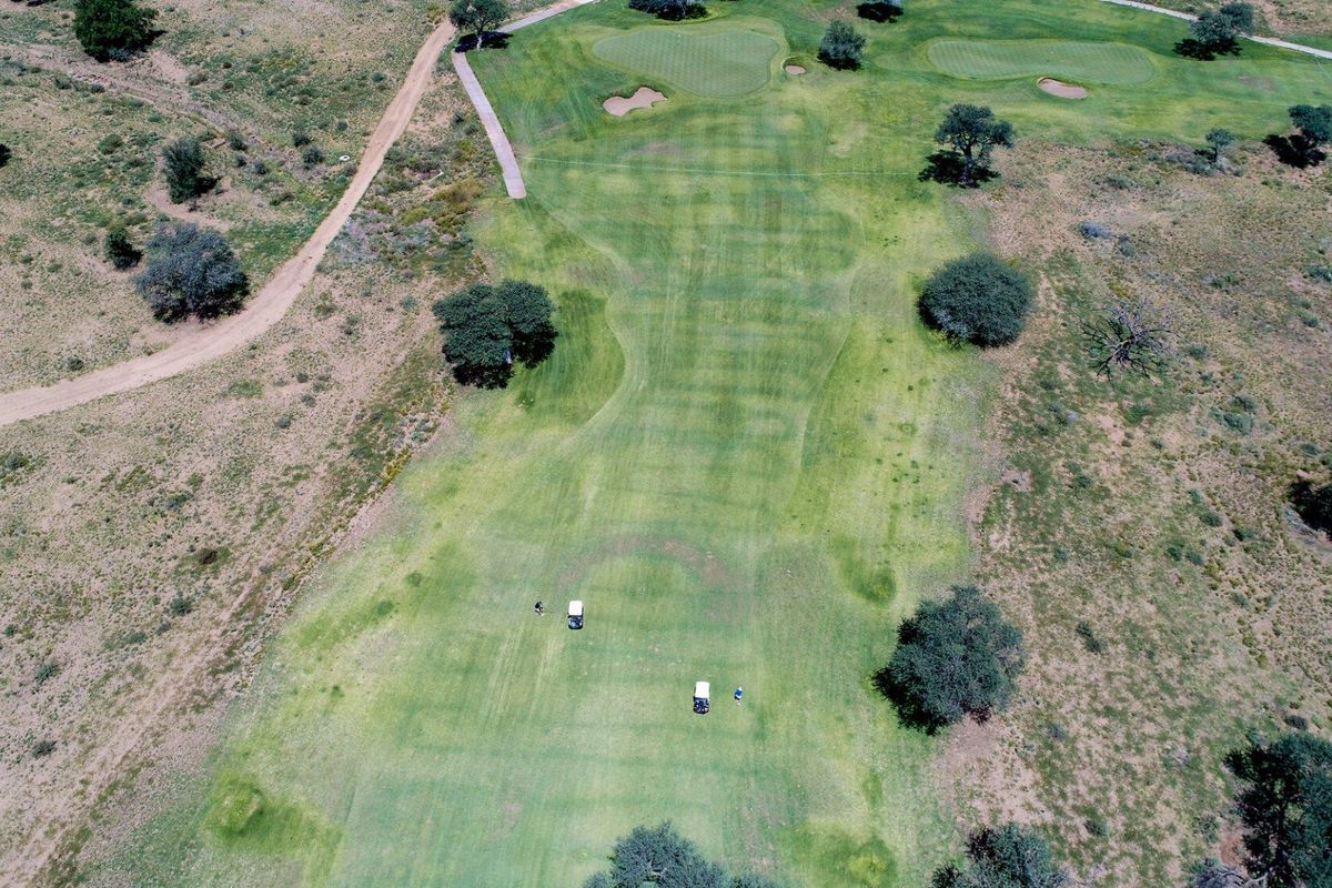 Luxury Living Awaits: 2,602 sqm in Tranquil Golf Estate - Photo 3