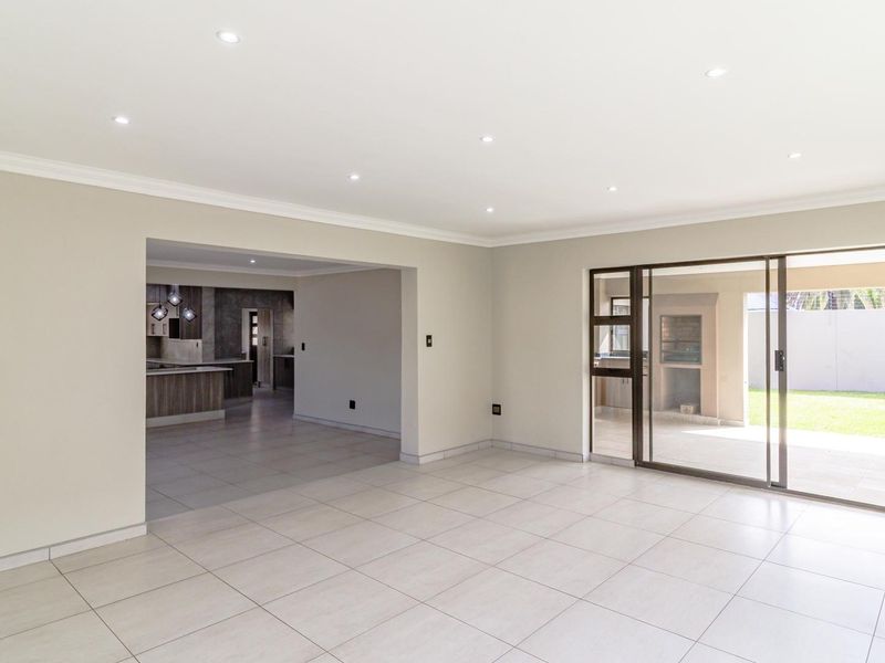 WHERE MODERN, STYLE AND COMFORT MEETS - Photo 9