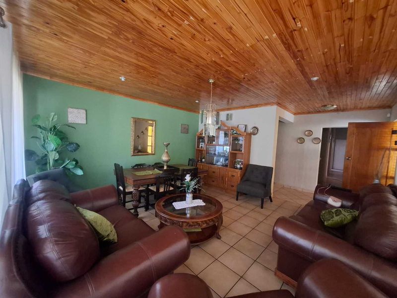 🏡 FOR SALE | Pioneerspark  4-Bedroom House with Bachelor Flat – N$ 4,100,000 - Photo 5