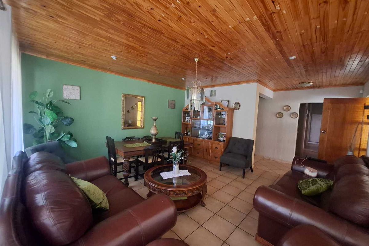 🏡 FOR SALE | Pioneerspark  4-Bedroom House with Bachelor Flat – N$ 4,100,000 - Photo 5