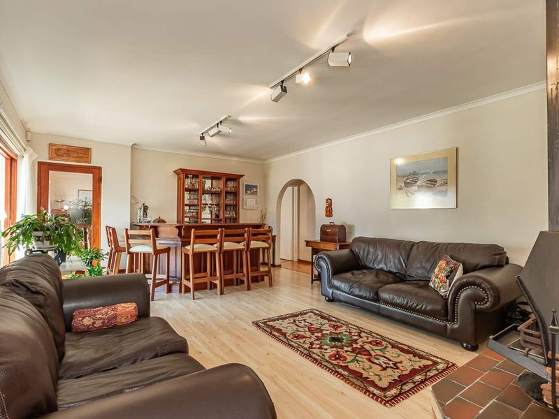 SPACIOUS & BRIGHT MOUNTAINSIDE FAMILY HOME WITH VALLEY VIEWS - Photo 4
