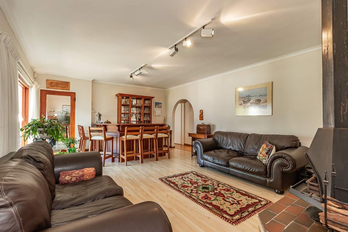 SPACIOUS & BRIGHT MOUNTAINSIDE FAMILY HOME WITH VALLEY VIEWS - Photo 4