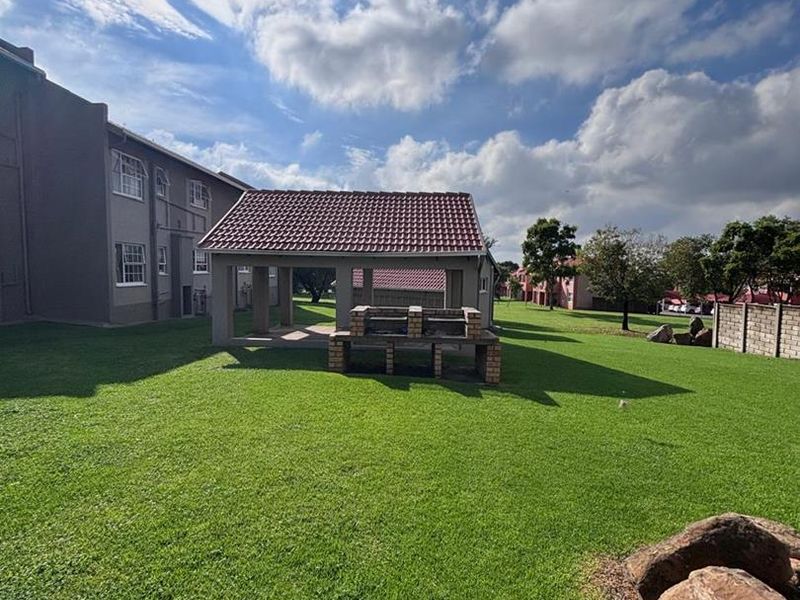 Charming Ground-Floor 2-Bedroom Unit with Patio & Pool Access – Secure - Photo 10