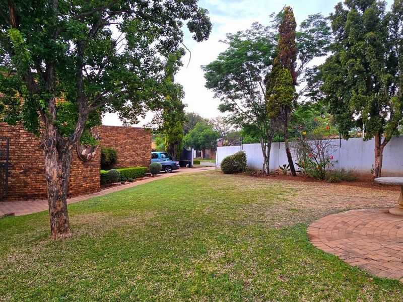 Future-Ready Family Living: Versatile 5-Bed House with Study and Premium Outdoor Spaces - Photo 4