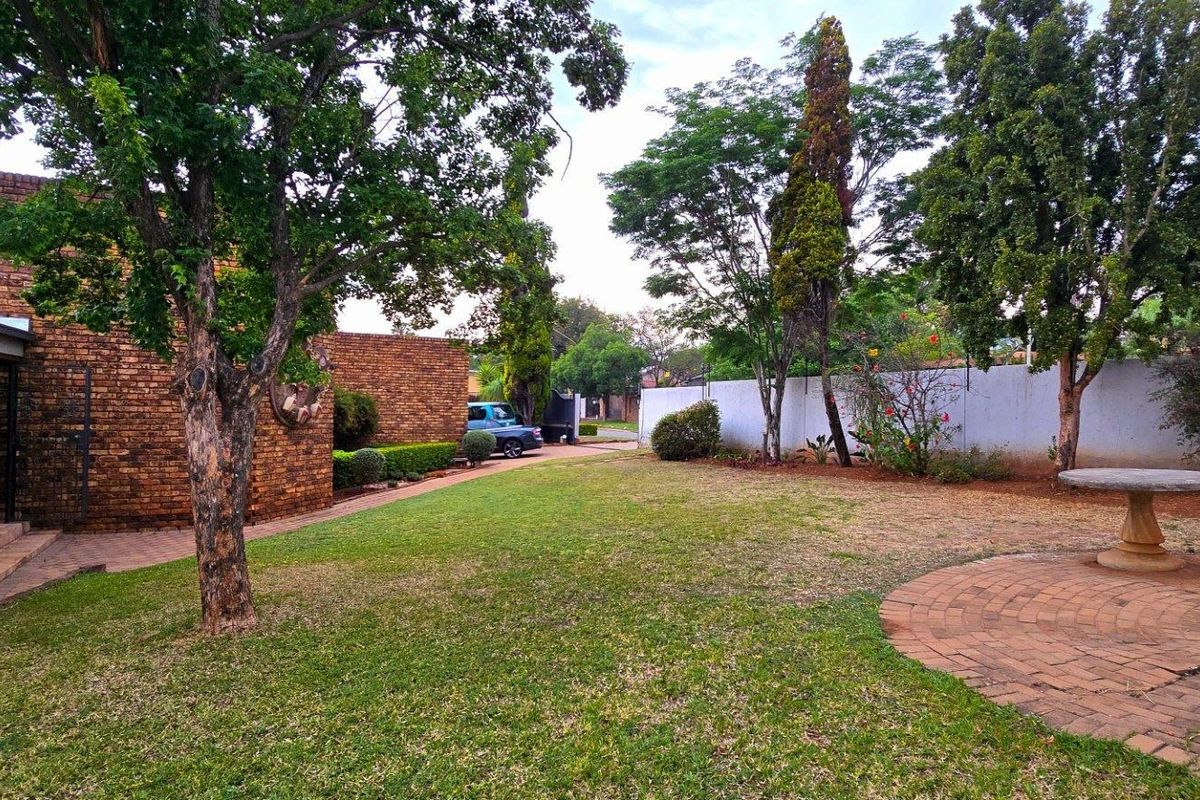 Future-Ready Family Living: Versatile 5-Bed House with Study and Premium Outdoor Spaces - Photo 4