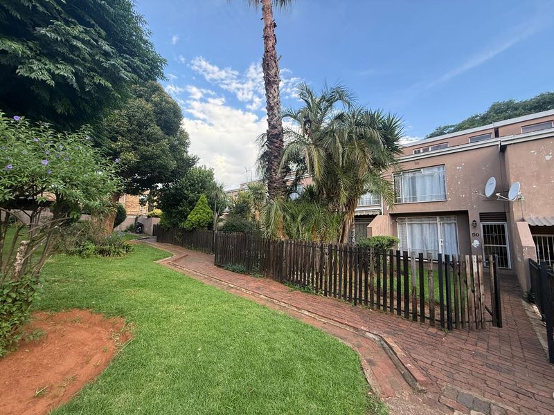 Well Located 3 Bedroom Unit with Strong Potential - Photo 2