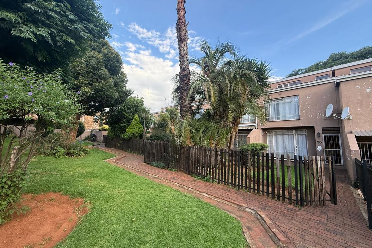 Well Located 3 Bedroom Unit with Strong Potential - Photo 2
