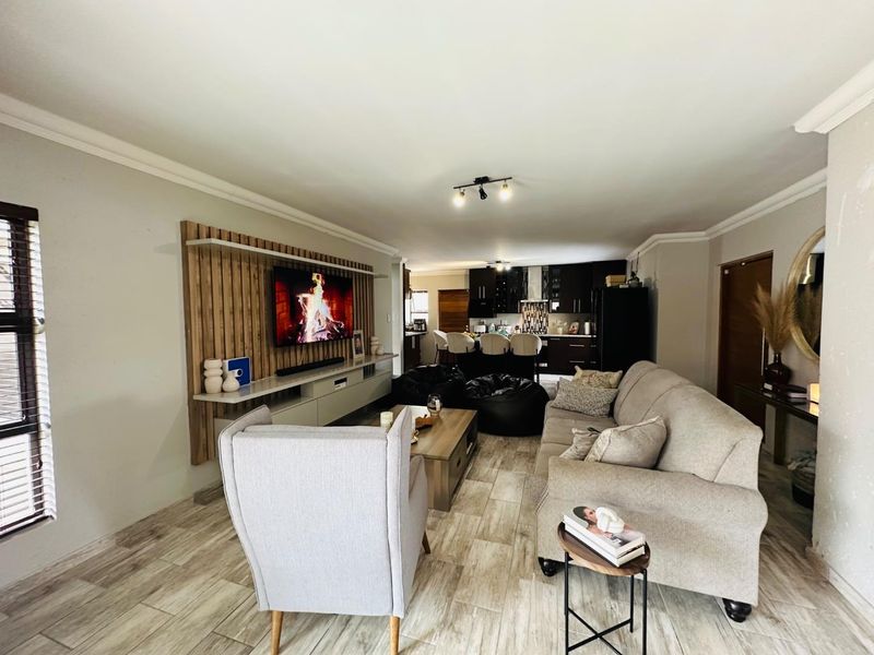 A MODERN HOUSE - Photo 8