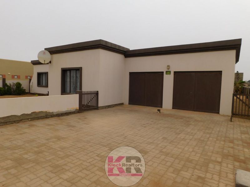 Charming & Spacious: A Classic Home with Endless Potential - Photo 2