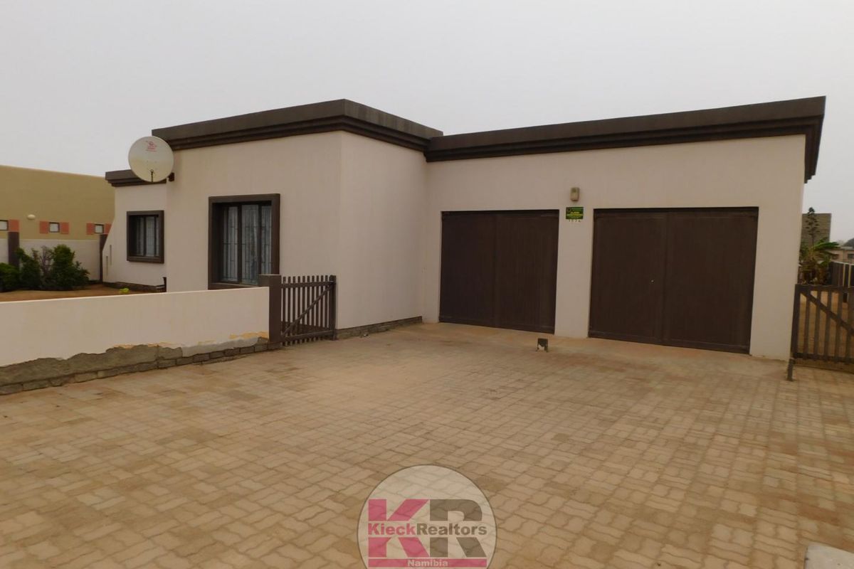 Charming & Spacious: A Classic Home with Endless Potential - Photo 2