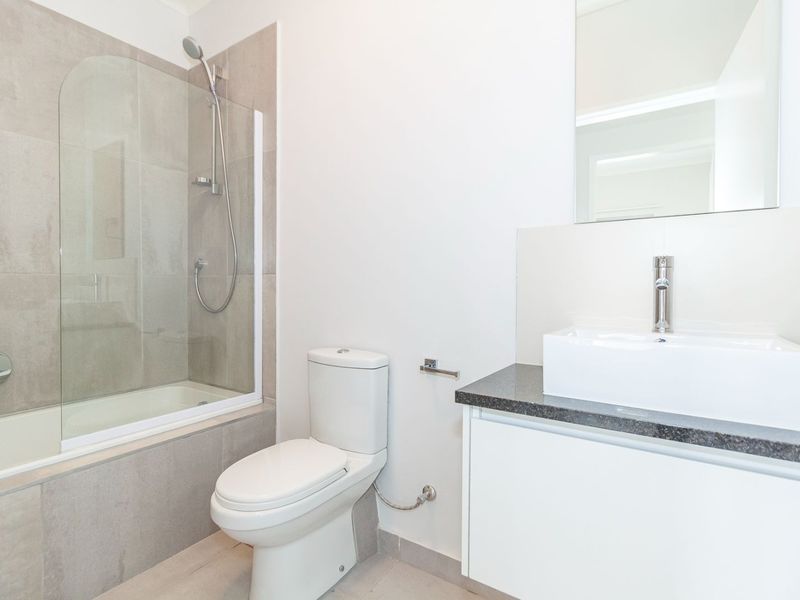 Sunny, Spacious, three bedroom Apartment on Ground Floor - Photo 10
