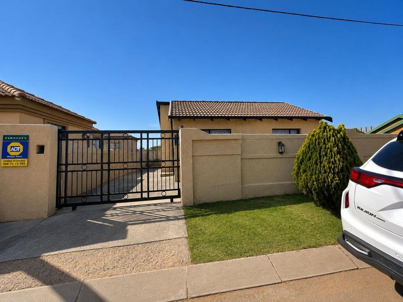 **Charming 2-Bedroom spacious yard home for sale in Roodekop - Photo 4