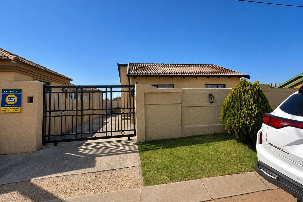 **Charming 2-Bedroom spacious yard home for sale in Roodekop - Photo 4